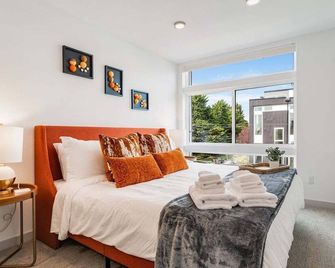 Perch - Woodland Suite: Chic Townhome Steps from Woodland Zoo w/ Parking - Seattle