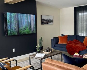 The Peninsula Cottage in Haliburton - Lakefront w/ hot tub - Eagle Lake - Living room