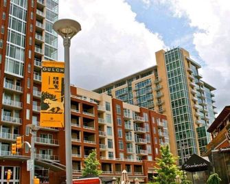Penthouse Luxury with Pool Patio and City View plus Walk to Broadway - Nashville