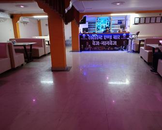 OYO Home 83599 Hotel Jagmani Palace Bar & Restaurant - Maihar - Bar