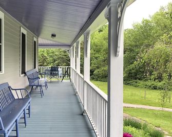 Picture-perfect farmhouse nestled in Berkshire County, MA near Tanglewood - Tyringham - Balcón