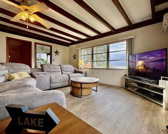Sunset Beauty Full Home with Dock On Lake Placid - Lake Placid - Living room
