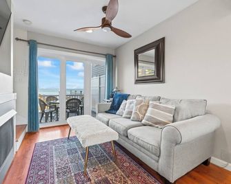 Ogunquits Only Oceanfront Cottage On Private Ocean Beach Perkins Cove, Maine - Ogunquit - Living room