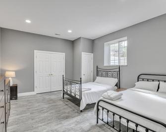 Bull Run Estate: Luxury Retreat W/ Scenic Views 6 Bedroom Home by RedAwning - Haymarket - Bedroom