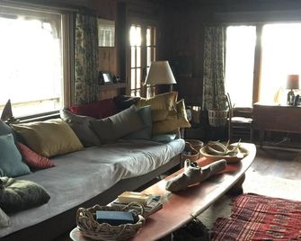 Magical secluded cottage overlooking a Kettle Pond just two miles from the Beach - Wakefield - Sala de estar