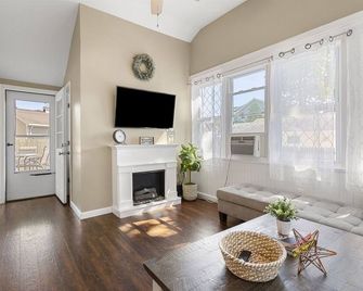 Close to Beach! Pool, Hot Tub, Firepit in Patio area & Deck. - Hampton - Living room