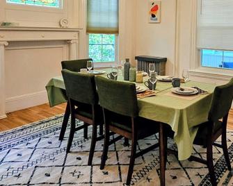 Comforts of your home in tranquility, Harvard Square - Cambridge - Comedor