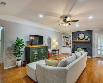 Home 1 Mi to Historic Gingerbread District and Dtwn! - Waxahachie - Huiskamer