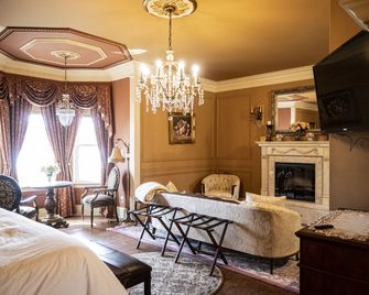 Belle View Manor Inn - Harbour Grace - Living room