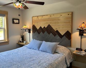 Chalet Tucked In The Woods 7 Miles From Glacier National Park. - Coram - Bedroom