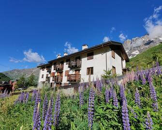 Ski-in-ski-out for 10-12 people 2 apartments - Valtournenche - Building