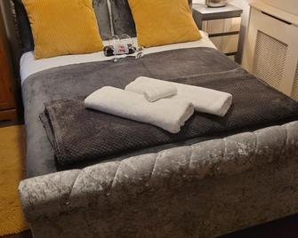 Mel's Springfield Home - Manchester - Bedroom