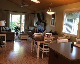 When You Stay at Hummingbird Cottage, Your Comfort is Our Priority - Parksville - Dining room