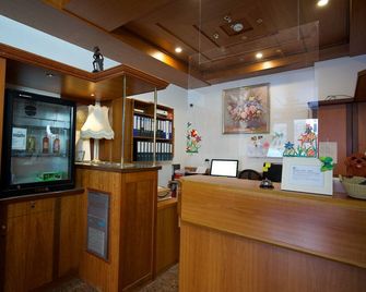 Hotel Merian - Cologne - Front desk