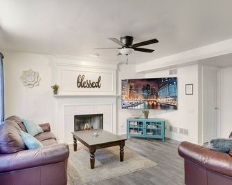 Promo 15% Monthly Discount! california King Bed, Fast Wi-Fi And 75' Smart Tv - Naperville - Living room