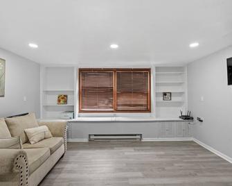 Vacation home just 11 minutes from MVP Arena - Delmar - Living room