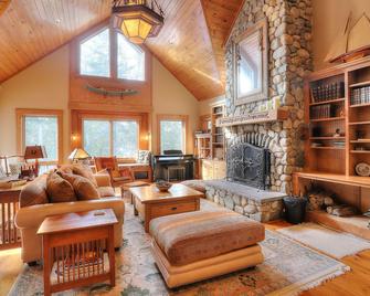 Potter's Place Main House - One Of The Rangeley Lakes Region's Finest Private Rental Opportunities! - Rangeley - Living room