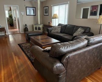 Prime Location Near River, Downtown, Old Mill And All Your Favorite Breweries - Bend - Living room