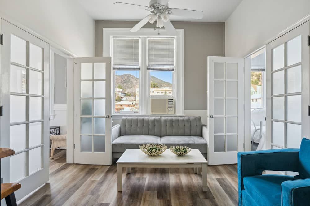 The Carrick - Bisbee - Living room
