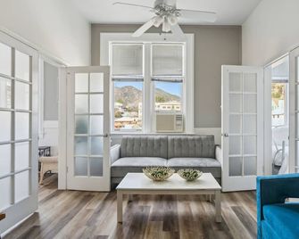 The Carrick - Bisbee - Living room