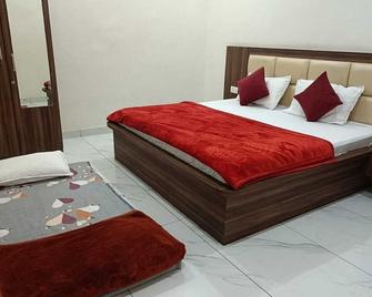 Hotel Lucky Guest House - Jhānsi - Bedroom