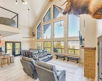 Views, Trails, Hot Tub and More Luxe Wyoming Oasis - Dubois - Living room