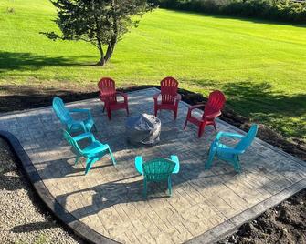 Sunrise At The Sawmill - Couples Retreat! - Dundee - Patio