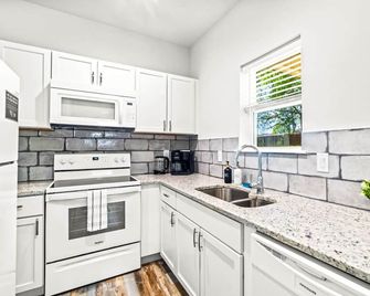 Historic Dt, Fifa 2026, 30 Mins to At&t Stdm | Sai - Rockwall - Kitchen