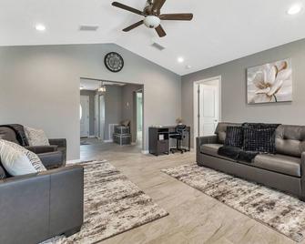Florida Countryside Retreat-Charming 3-bedroom house with Jacuzzi and Spa pool! - Arcadia - Living room