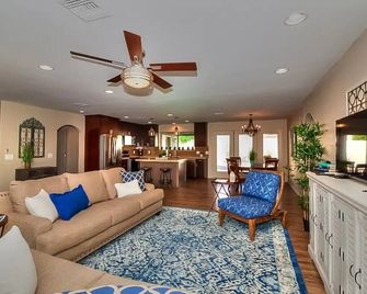 Luxury Living! - Yuma - Living room