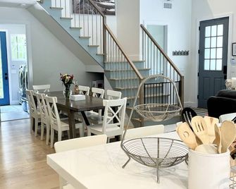 New and Ready for Summer 2026! 5-Stars - East Hampton - Їдальня