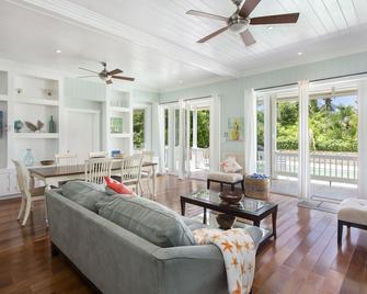 Beach Villa w/Pool @ French Leave Bch, Hot Tub, Gym, Prestigious Banks Rd - Governor’s Harbour - Living room