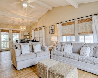 West Bay Beauty with private main suite, three decks, & kayaks - dog-friendly - Galveston - Soggiorno