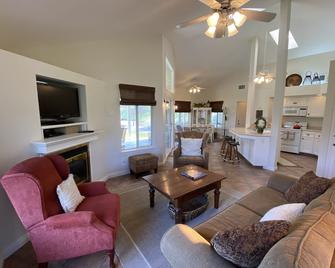 Ranch Home with Horse Facilities - Springville - Living room