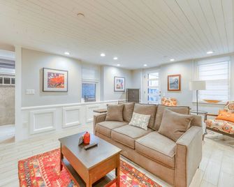 Beautiful Combo Home Located in Downtown Portland - Close to the Beach - Portland - Living room