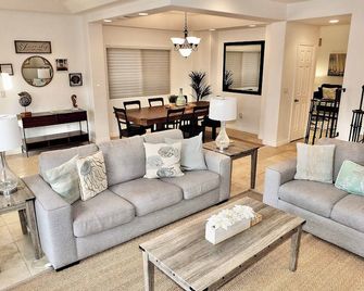 Beauty by the Beach - SoCal Fun - World Cup Venue Nearby! - Long Beach - Living room