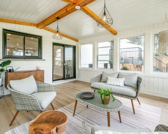 Country Living in the Heart of Niagara on the Lake - Niagara-on-the-Lake - Living room