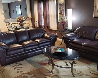 Air & Space Force Basic Training Grads/Ex-Large home mins from Lackland AFB/Golf - San Antonio - Living room