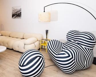 Near Ont Modern Designer Stay Bright Chic Spacious - Ontario - Living room