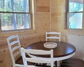 Bluebird Cabin - Brand New Cozy Log Cabin on 5-Wooded Acres / Pet-Friendly! - Dundee - Dining room