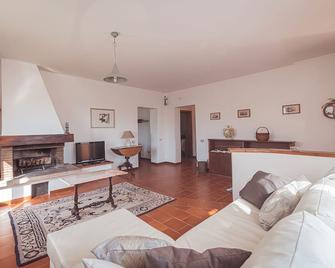 Oak Forest Farmhouse - Laurel Apartment - Mocaiana - Sala de estar