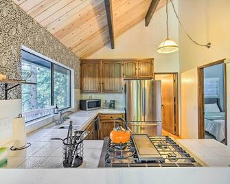 Twin Peaks Cabin Less Than 4 Mi to Lake Arrowhead! - Twin Peaks - Kitchen
