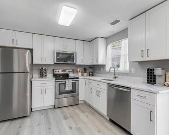 Entire townhome in Largo, MD, close to Washington DC! - Upper Marlboro - Kitchen