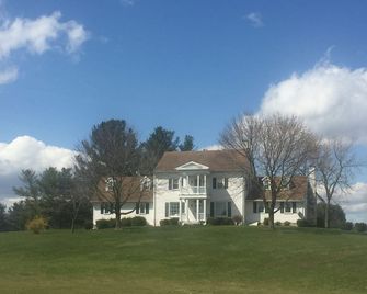 18th Century log Farm House in the heart of the Shenandoah wth all the comforts. - Mount Jackson - Edificio