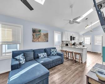 Cozy 3-BR Retreat, Four Blocks to Beach & Boardwalk home - Seaside Heights - Living room