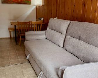 Quaint Riverside Cabin #2 - Crowsnest Pass - Obývací pokoj