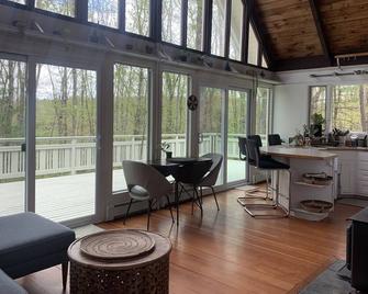 Charming Cottage w/ Sauna, close to hiking trails, ski lodges & Great Barrington - Egremont - Sala de estar