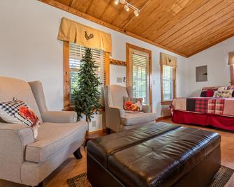 Roosters Rest W/ Hot Tub - Mountain Farm Getaway!!! - Fort Payne - Huiskamer