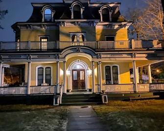 Mini Mansion Whole Right Wing, Three Bedroom Apartment Available At A (Low Rate) - Plainfield - Building