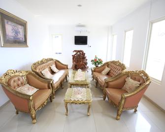 RedDoorz @ Jatiwaringin - Bekasi - Living room